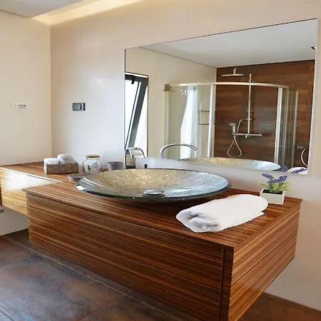 Elegant Albufeira Villa Julialva Platinum 3 Bedrooms Games Great Pool Area Villa