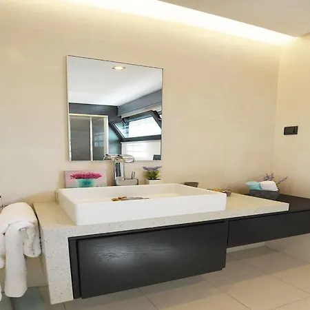 Elegant Albufeira Villa Julialva Platinum 3 Bedrooms Games Great Pool Area Villa
