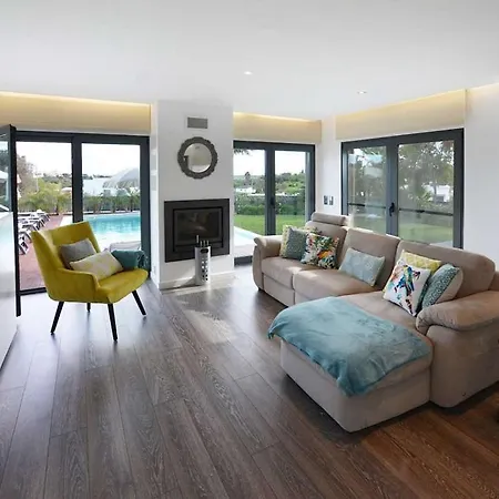 Elegant Albufeira Villa Julialva Platinum 3 Bedrooms Games Great Pool Area Villa